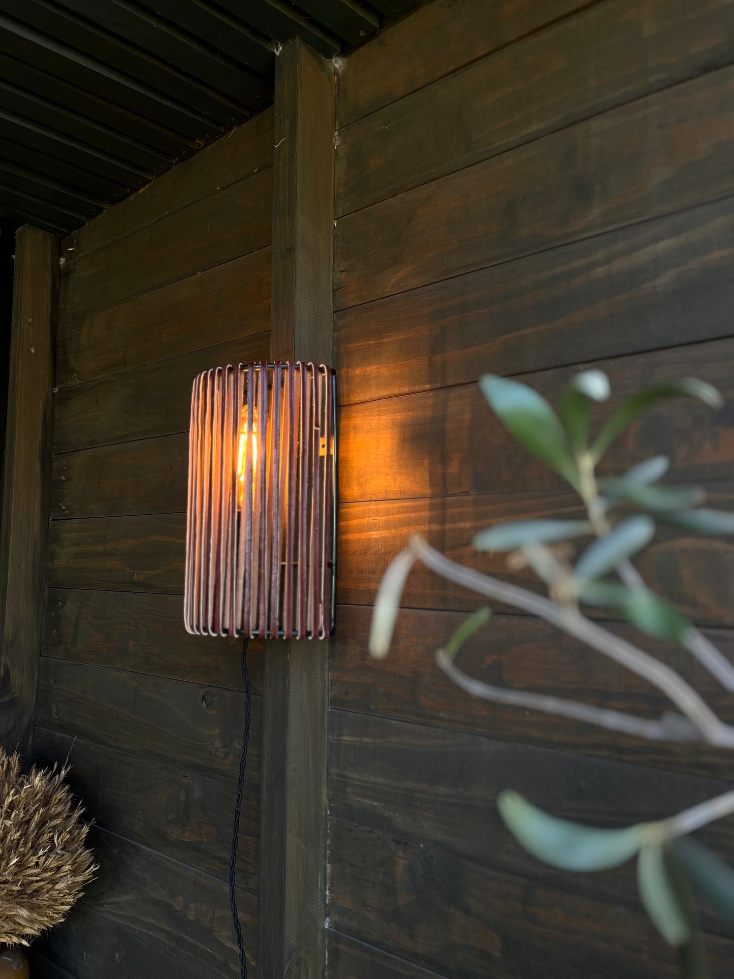 Lámpara Aplique Gadir Cuero Burdeo