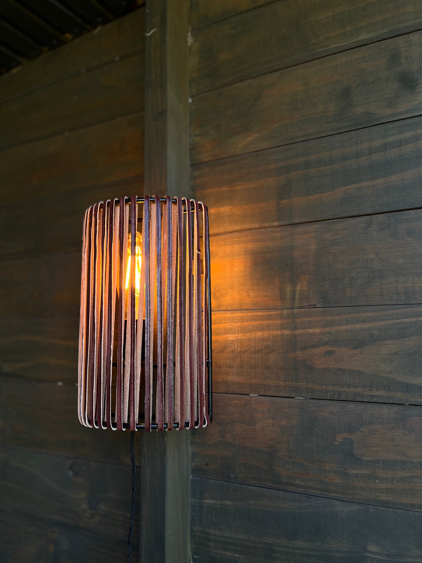 Lámpara Aplique Gadir Cuero Burdeo